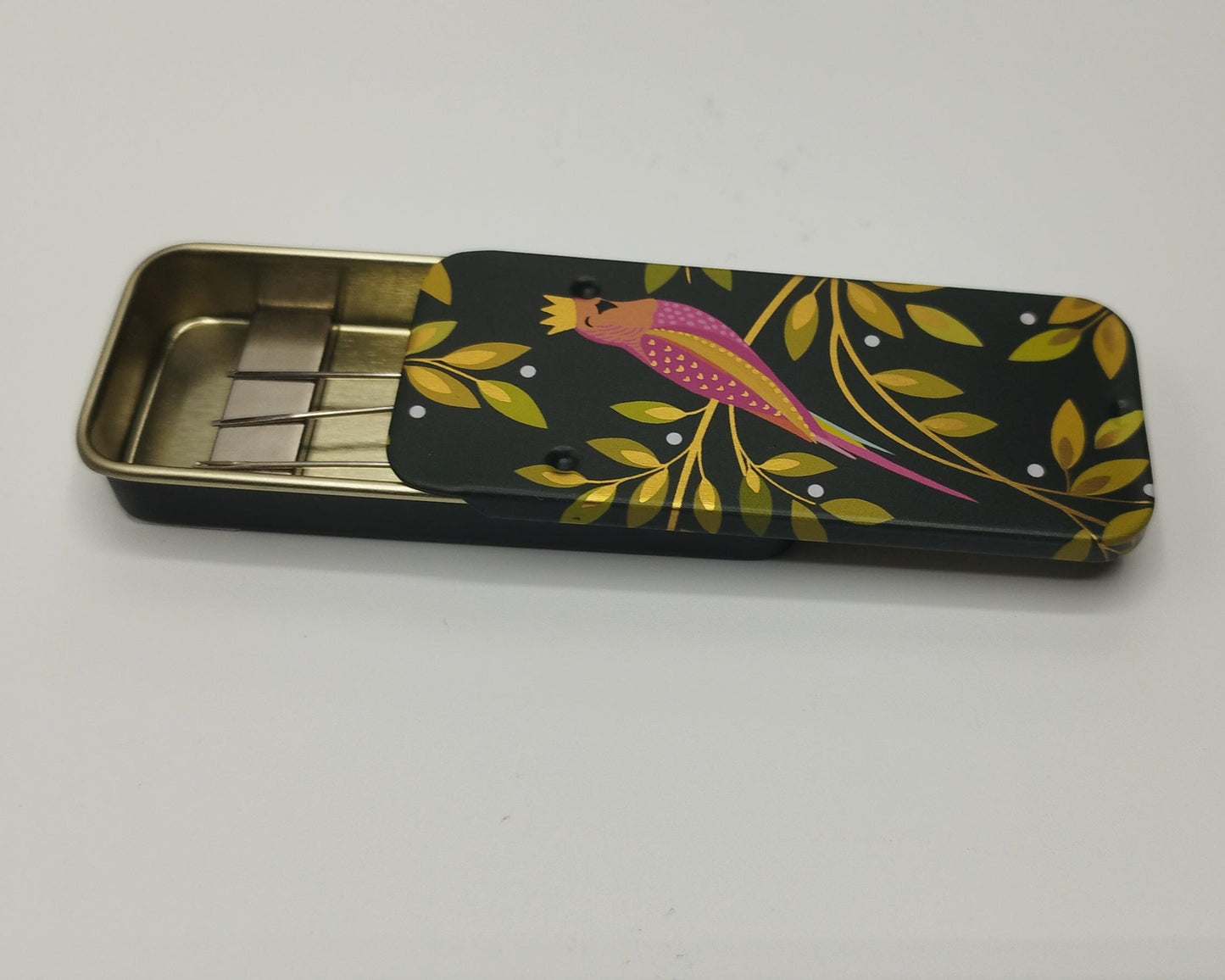 Magnetic Needle Tin Case Pink Parrot