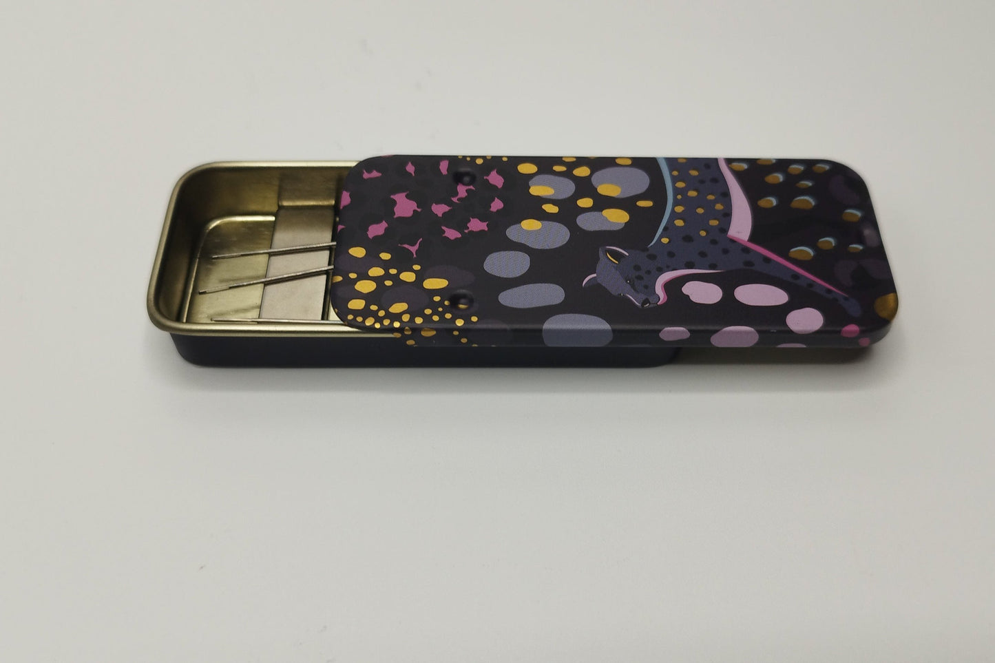 Magnetic Needle Tin Case Dark Leopard