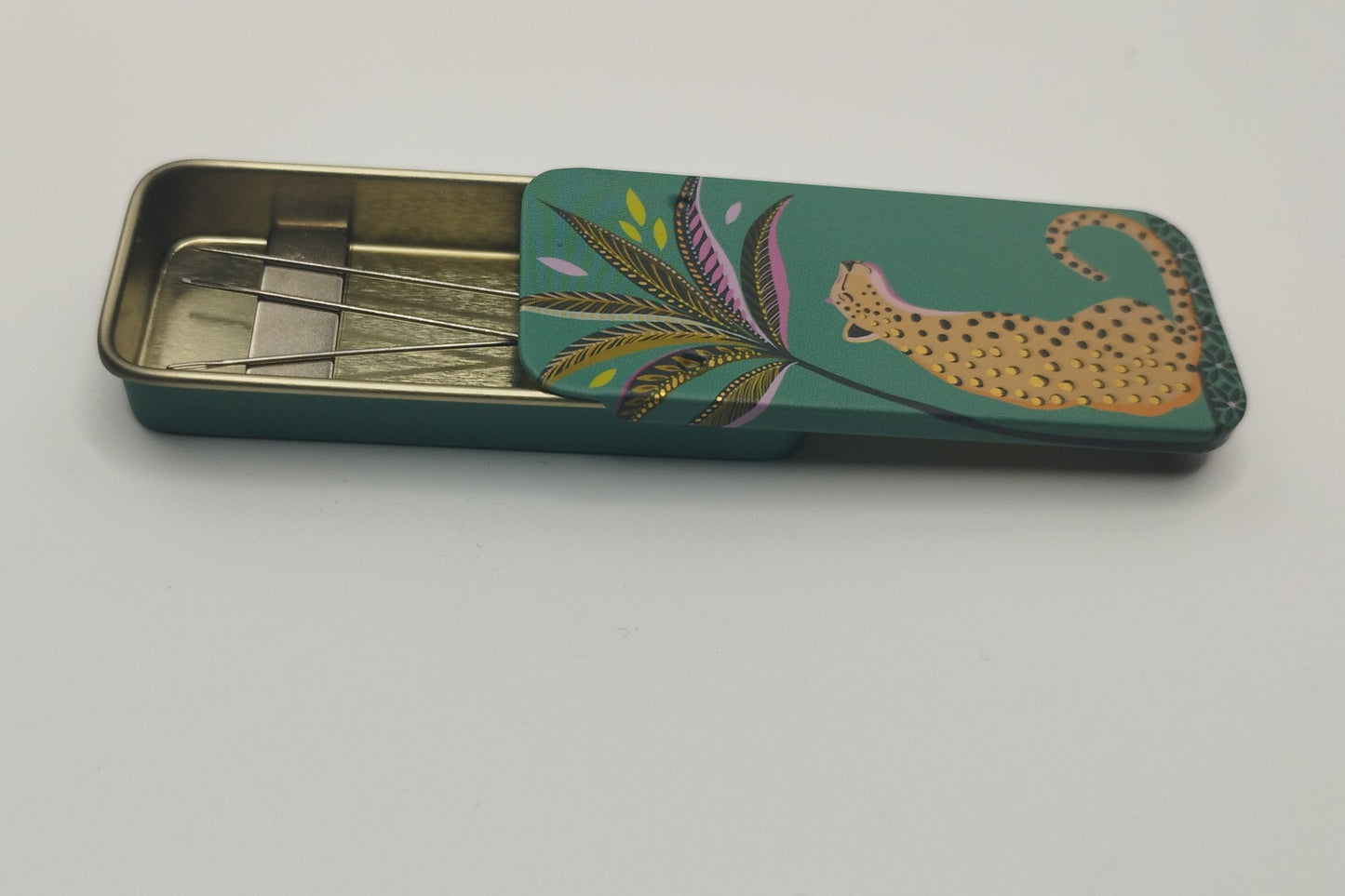 Magnetic Needle Tin Case Green Leopard