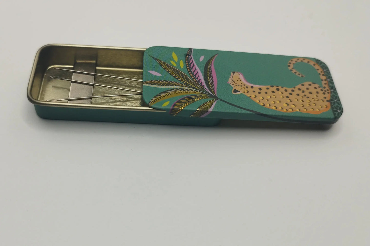 Magnetic Needle Tin Case Green Leopard