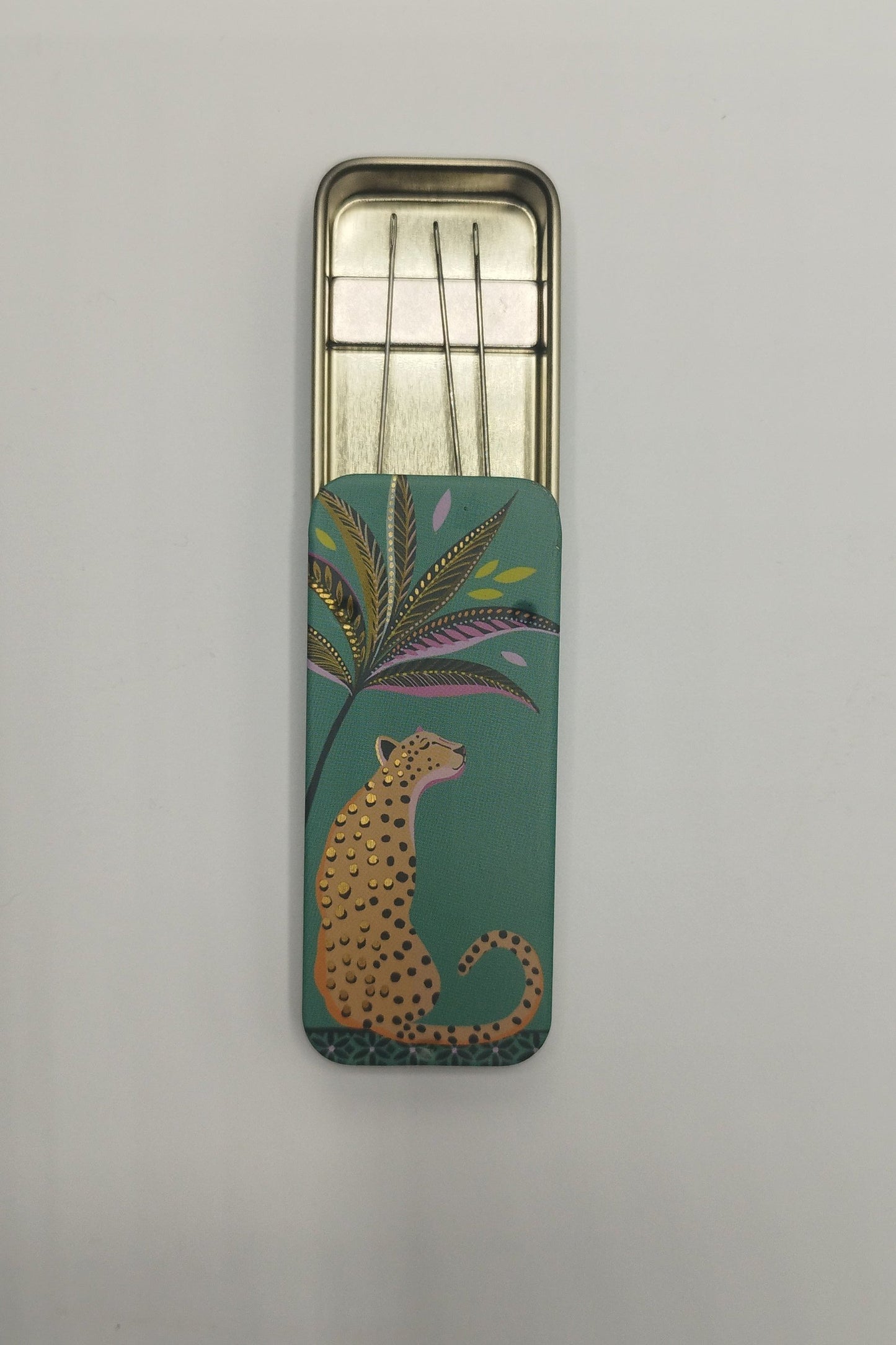 Magnetic Needle Tin Case Green Leopard