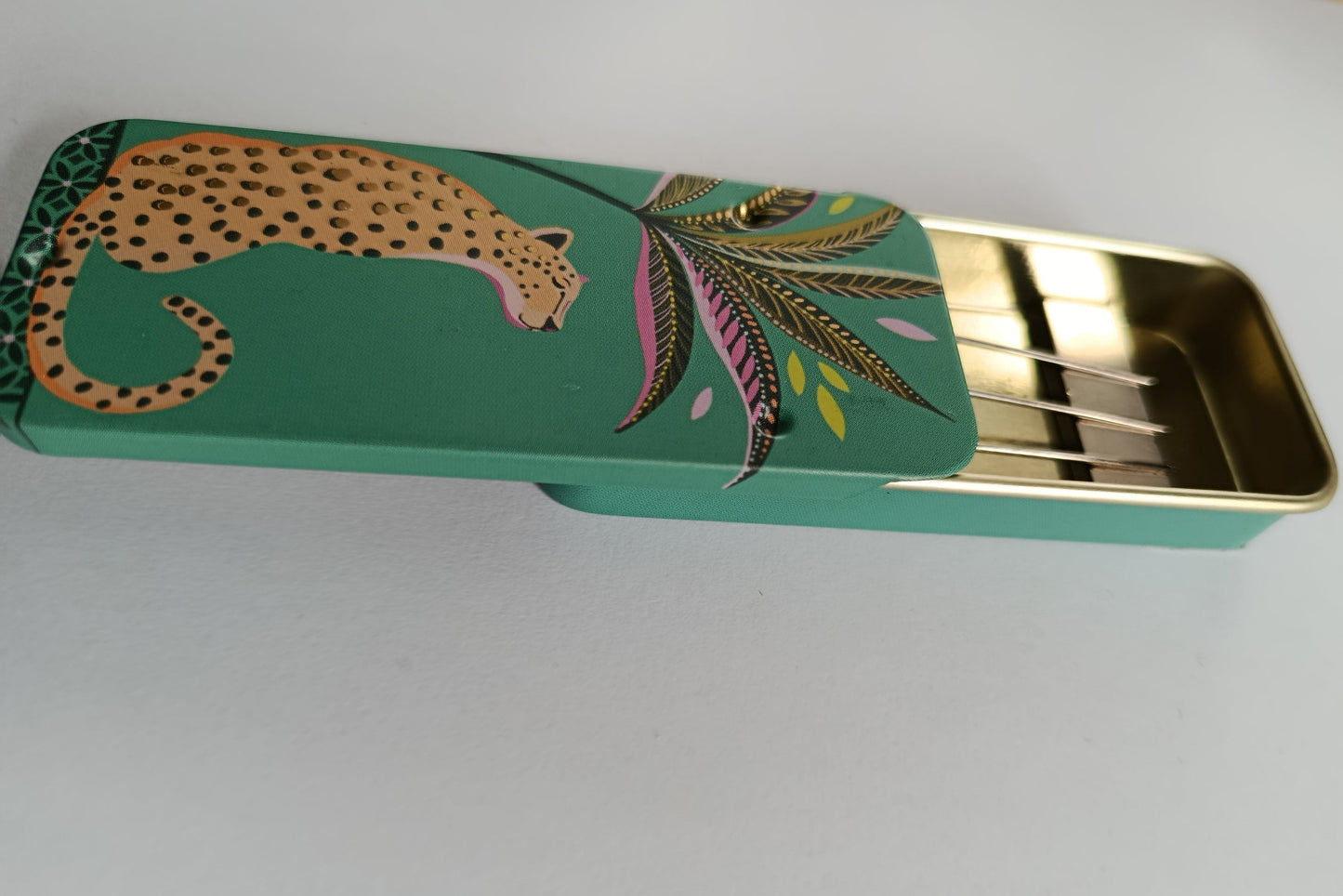 Magnetic Needle Tin Case Green Leopard