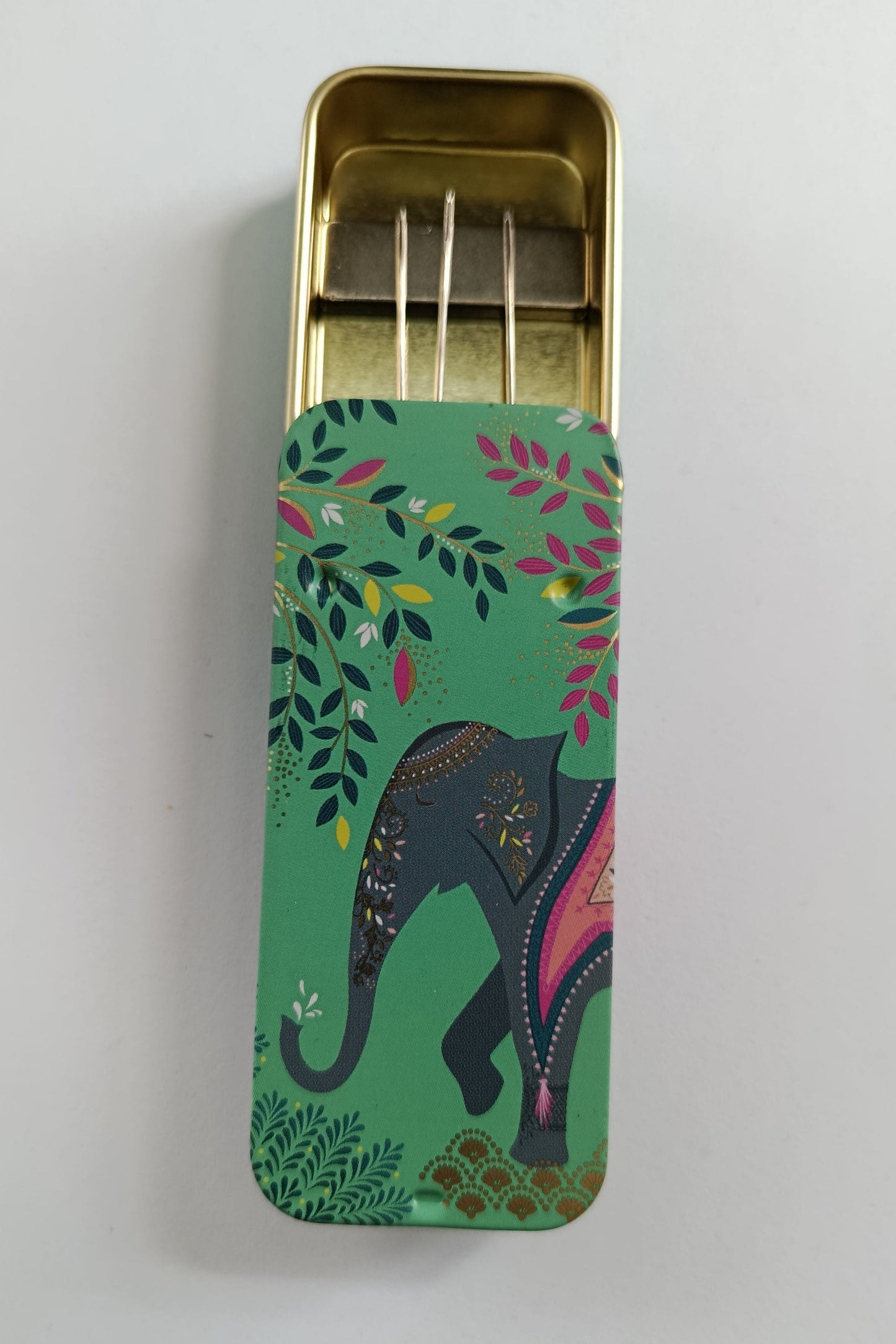 Magnetic Needle Tin Case Elephant