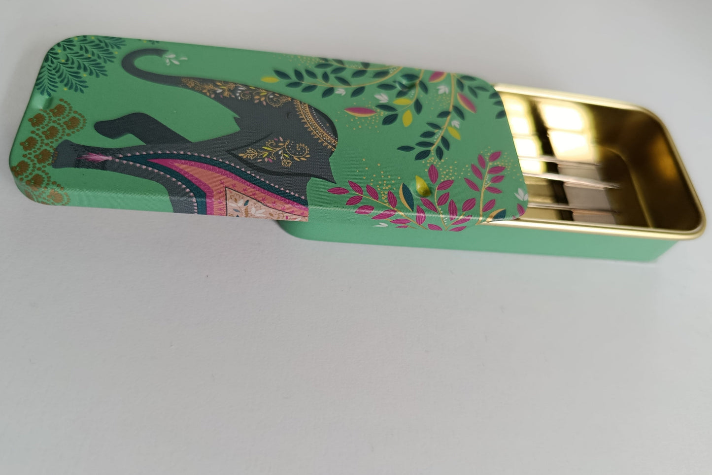 Magnetic Needle Tin Case Elephant