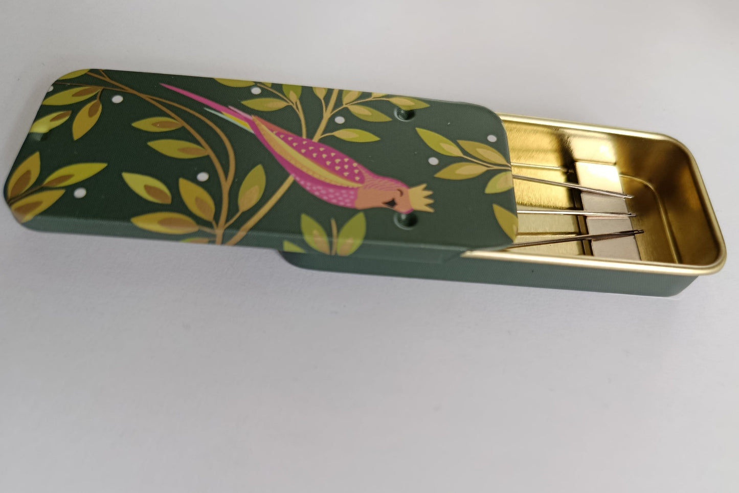 Magnetic Needle Tin Case Pink Parrot
