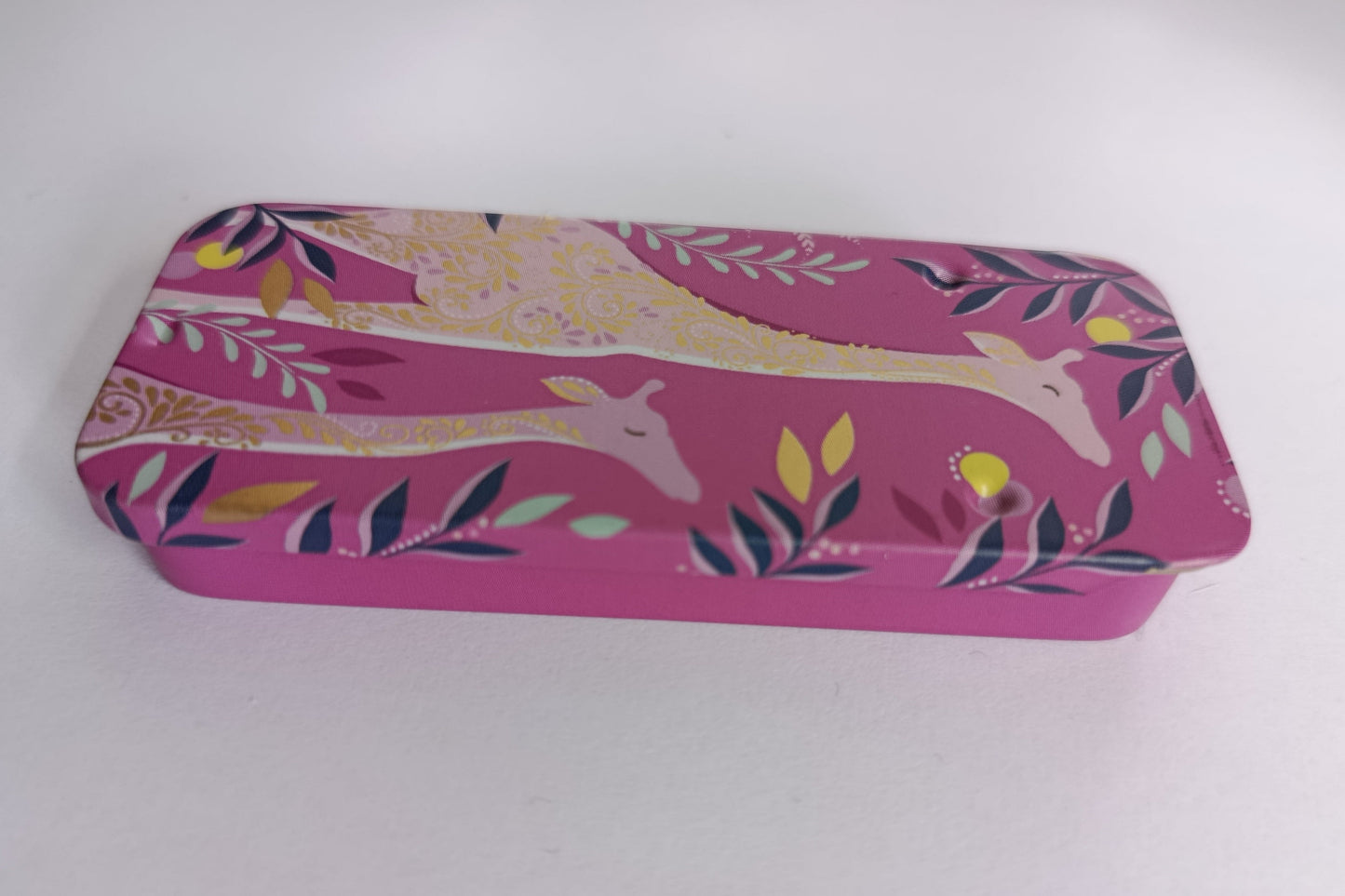 Magnetic Needle Tin Case Pink Giraffe