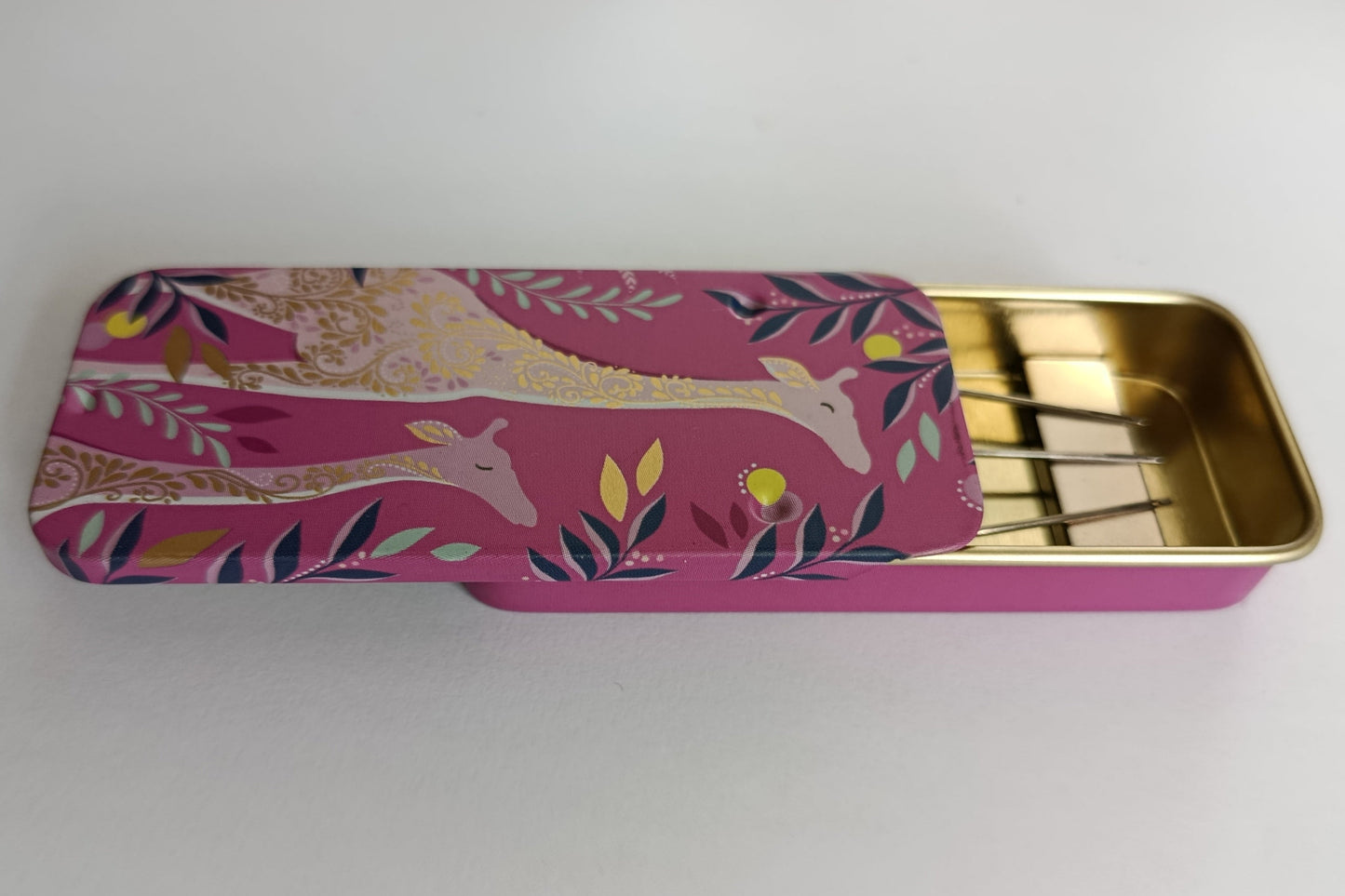 Magnetic Needle Tin Case Pink Giraffe