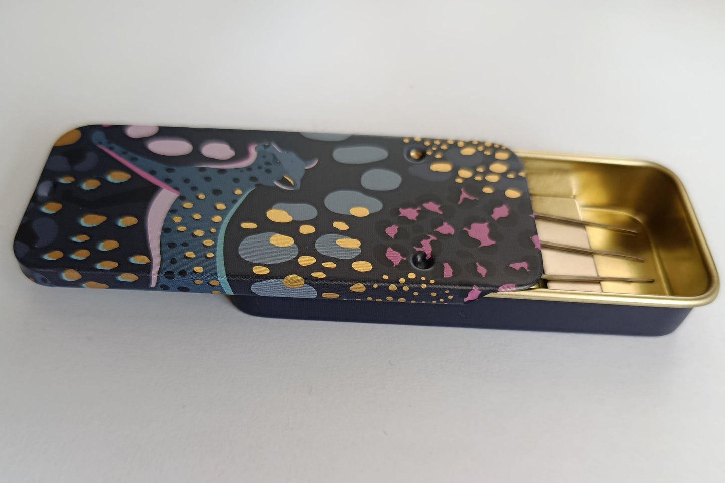 Magnetic Needle Tin Case Dark Leopard