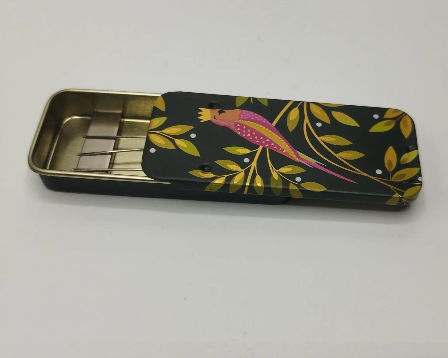 Magnetic Needle Tin Case Pink Parrot