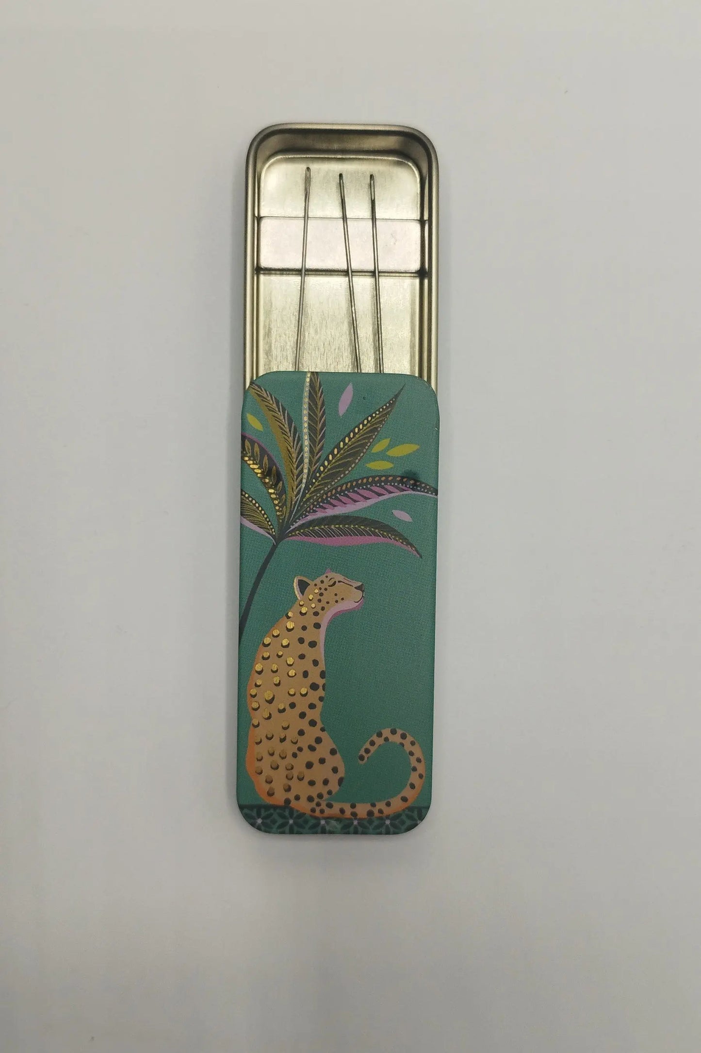 Magnetic Needle Tin Case Green Leopard