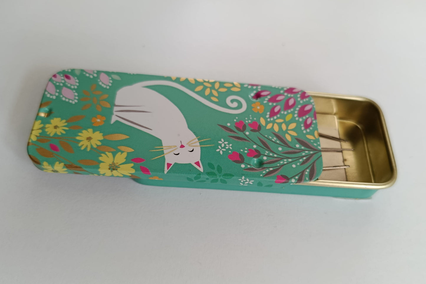 Magnetic Needle Tin Case Green Cat
